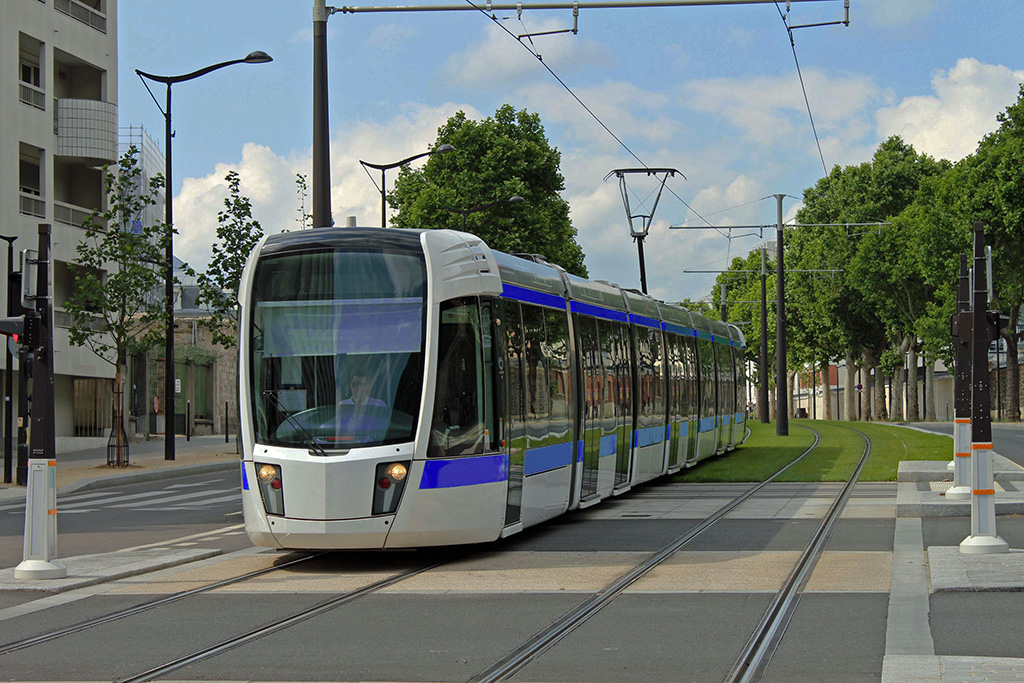 Tramway traversant un carrefour