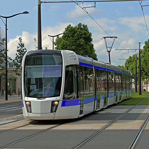 Tramway traversant un carrefour