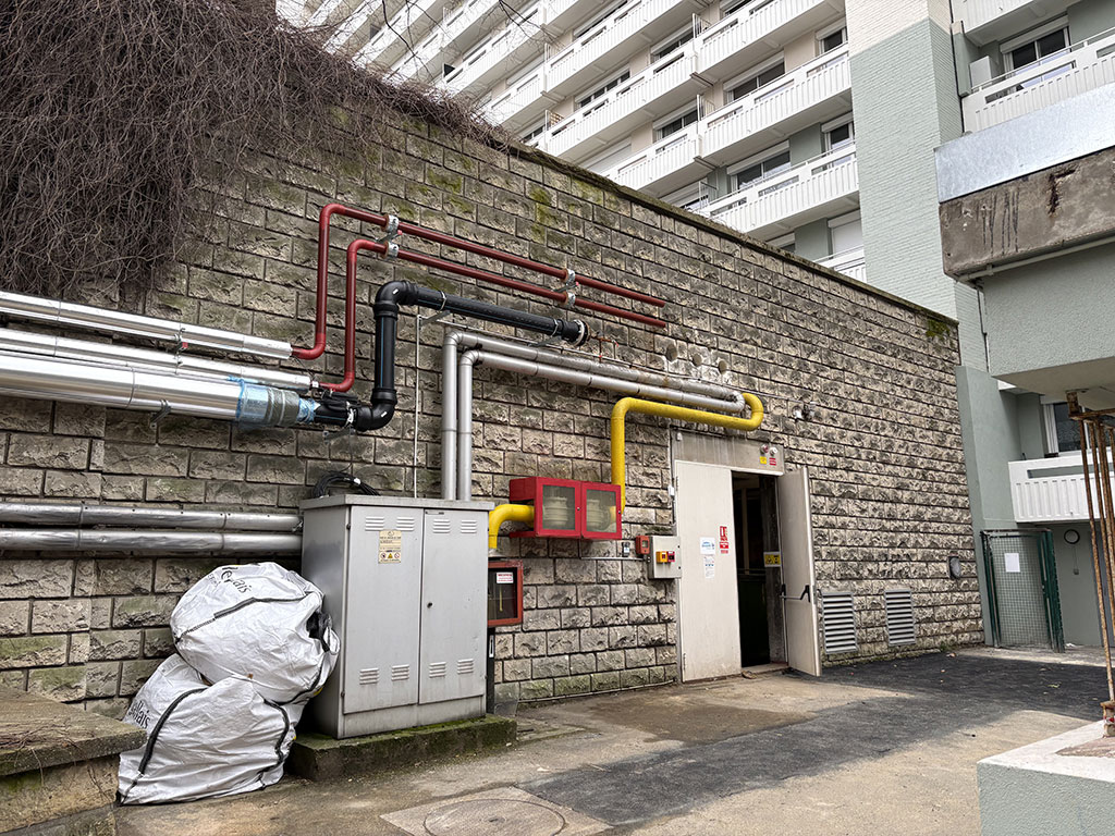 Bâtiment technique contigu à un immeuble d’habitations