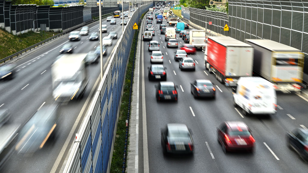 Voie de circulation routière avec un trafic dense