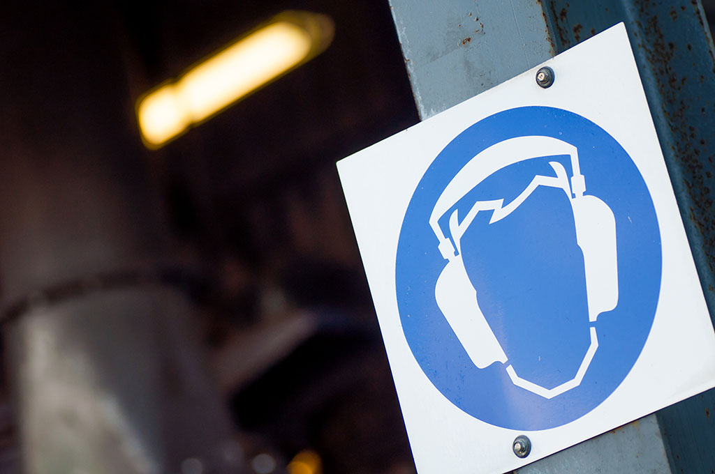 signalétique en milieu professionnel indiquant une zone où le port d’un casque antibruit est obligatoire