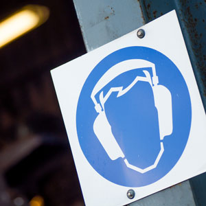 signalétique en milieu professionnel indiquant une zone où le port d’un casque antibruit est obligatoire