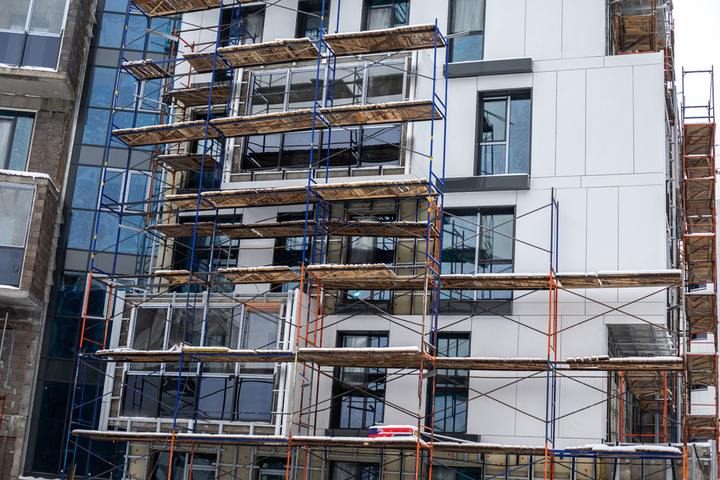 Façade d’une copropriété faisant l’objet d’une réhabilitation acoustique avec remplacement des menuiseries extérieures