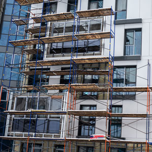 Façade d’une copropriété faisant l’objet d’une réhabilitation acoustique avec remplacement des menuiseries extérieures